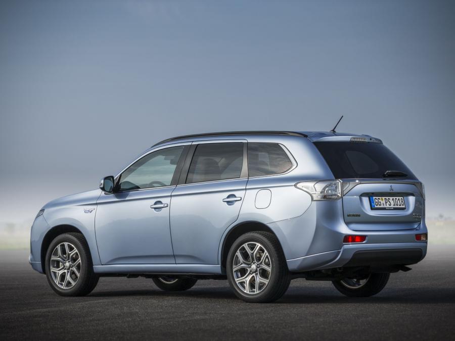  Mitsubishi Outlander PHEV 2012 года  (фото 2 из 48)